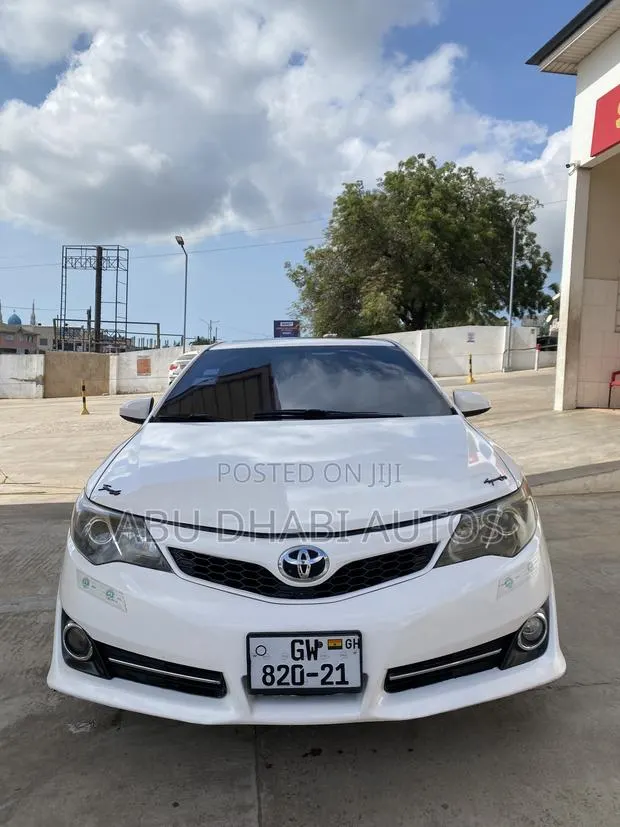 Toyota Camry 2013 White · Photo 1