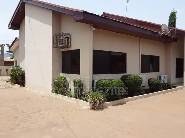 3bdrm Bungalow in SSNIT Flats for sale · Photo 1