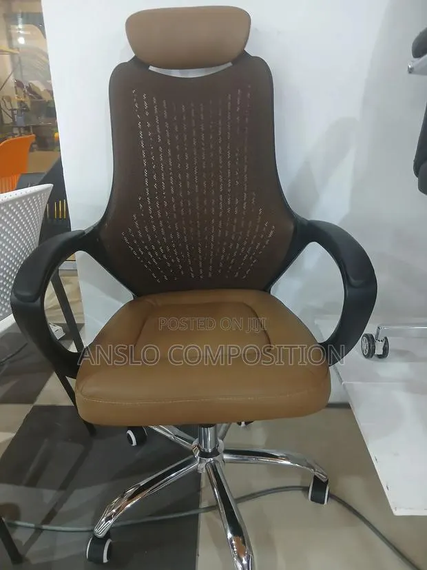 Deluxe Office Swivel Chair · Photo 1