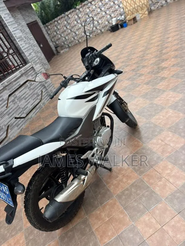 Honda CB 2016 White · Photo 1