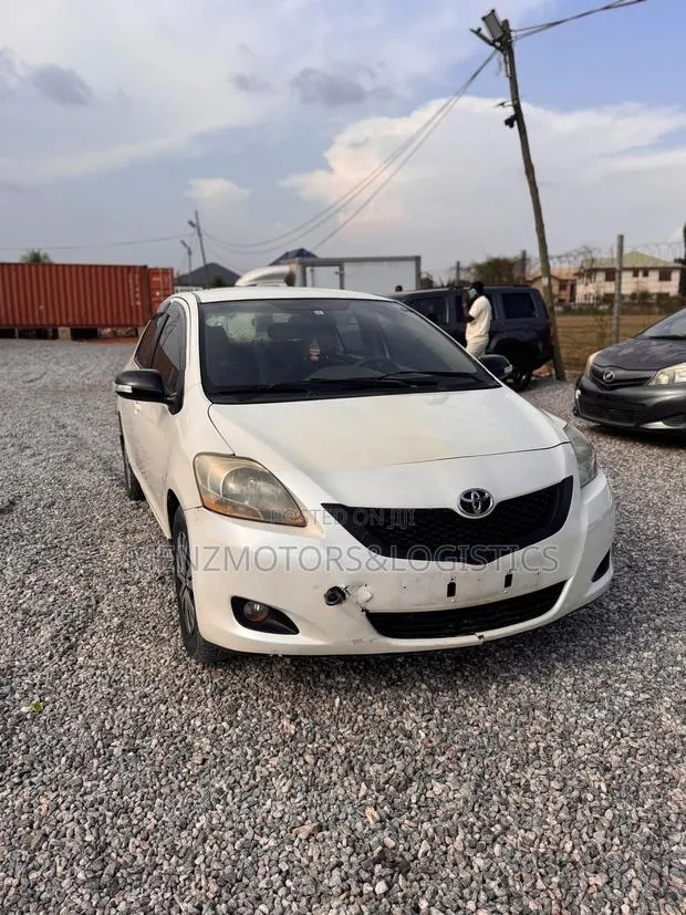 Toyota Belta 2010 White · Photo 1