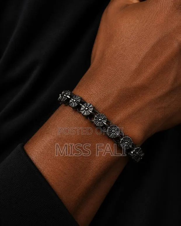 Noir Crest Bracelet · Photo 1