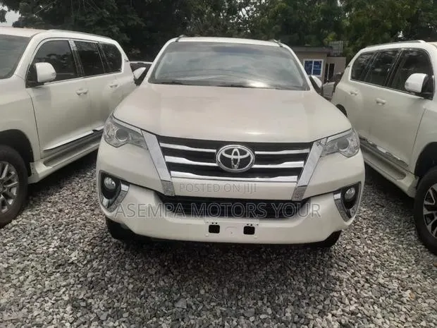 Toyota Fortuner 2.7 RWD 2017 White · Photo 1