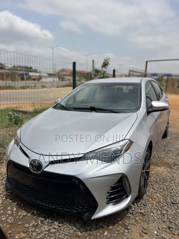 Toyota Corolla 2017 Silver · Photo 1