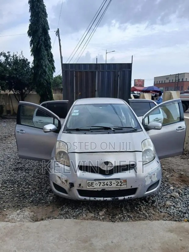 Toyota Vitz 1.3 AWD 3dr 2010 Silver · Photo 1