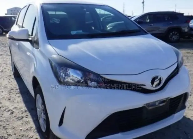 Toyota Vitz 1.3 FWD 5dr 2015 White · Photo 1