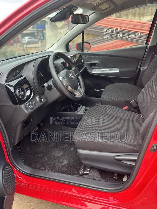 Toyota Vitz 1.3 AWD 3dr 2016 Red · Photo 1