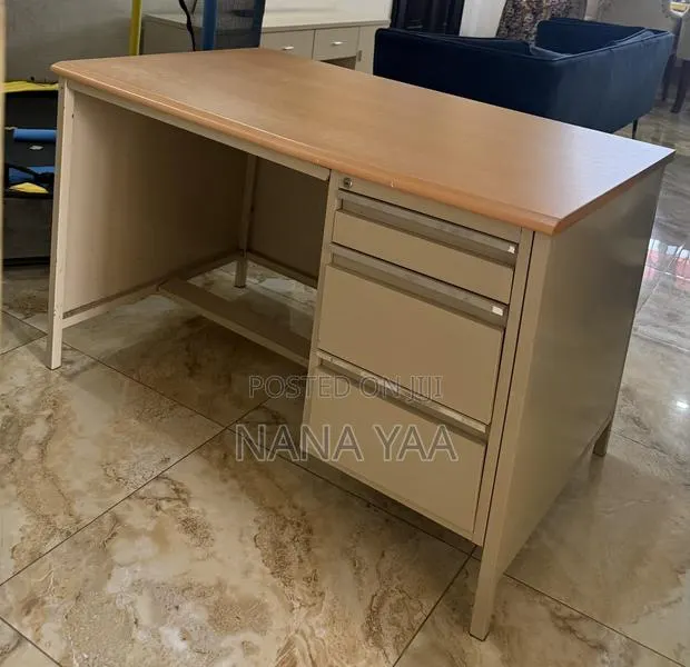 Neatly Used Office/Study Desk for Sale · Photo 1