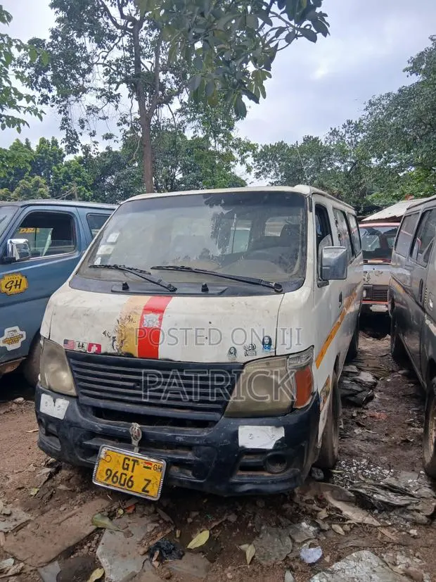Nissan Caravan (Urvan) 2008 Silver · Photo 1