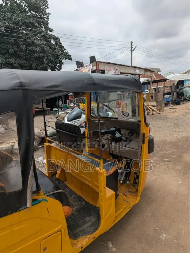 Bajaj RE 2025 Yellow · Photo 1