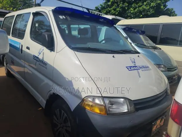 Toyota HiAce 2000 White · Photo 1