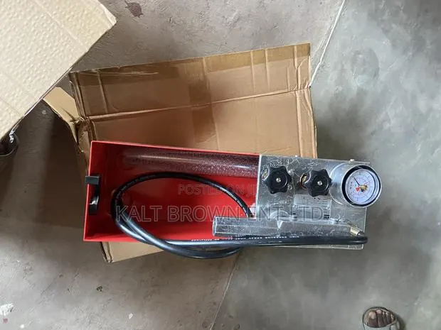 Manual Hydrostatic Pressure Test Pump 50 Bar – GF T-63 Plumbing Bucket · Photo 1