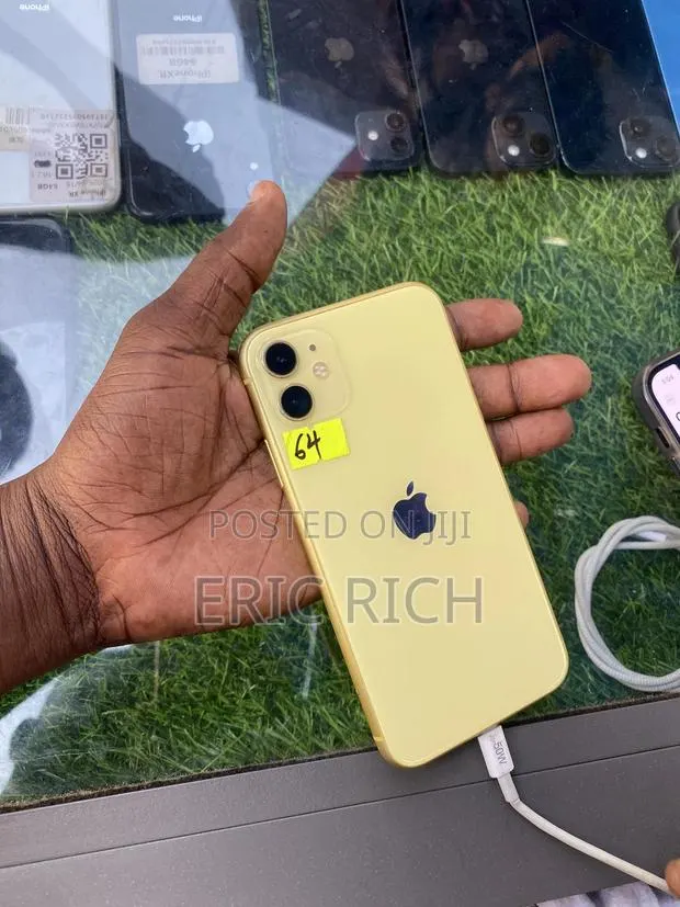 Apple iPhone 11 64 GB Yellow · Photo 1