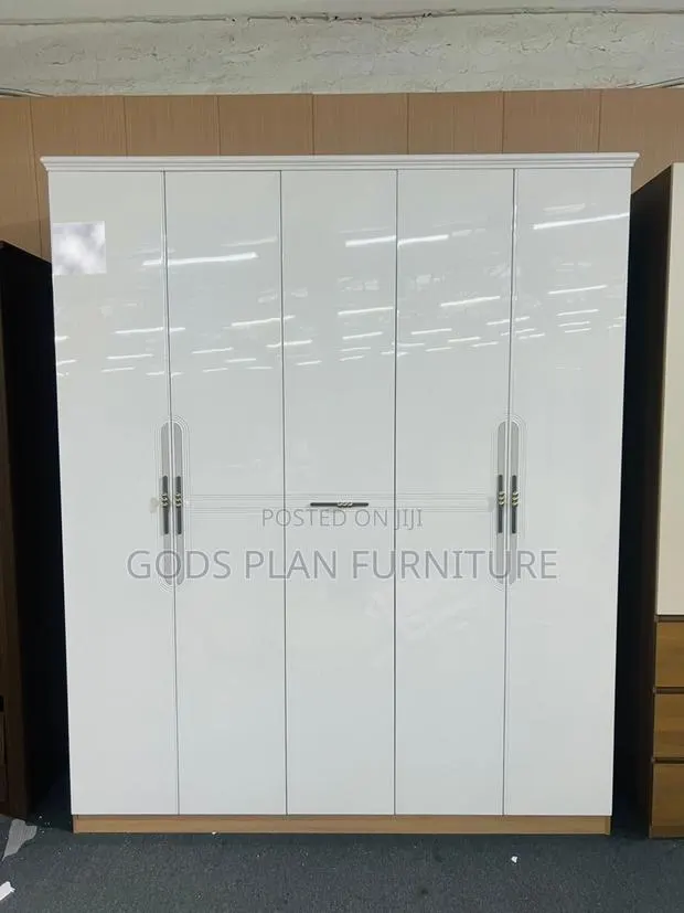 5-Doors High-Gloss Wardrobe · Photo 1