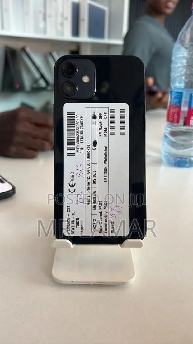 Apple iPhone 12 64 GB Black · Photo 1