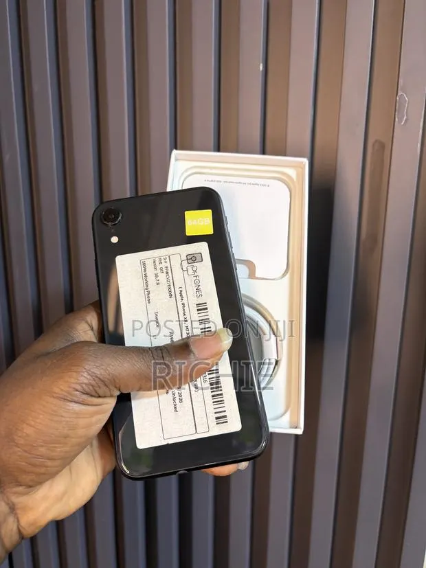 New Apple iPhone XR 64 GB Black · Photo 1
