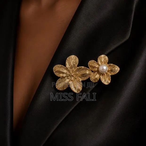 Twin Blossom Brooch · Photo 1