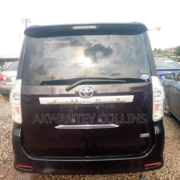 Toyota Voxy 2012 Black · Photo 1