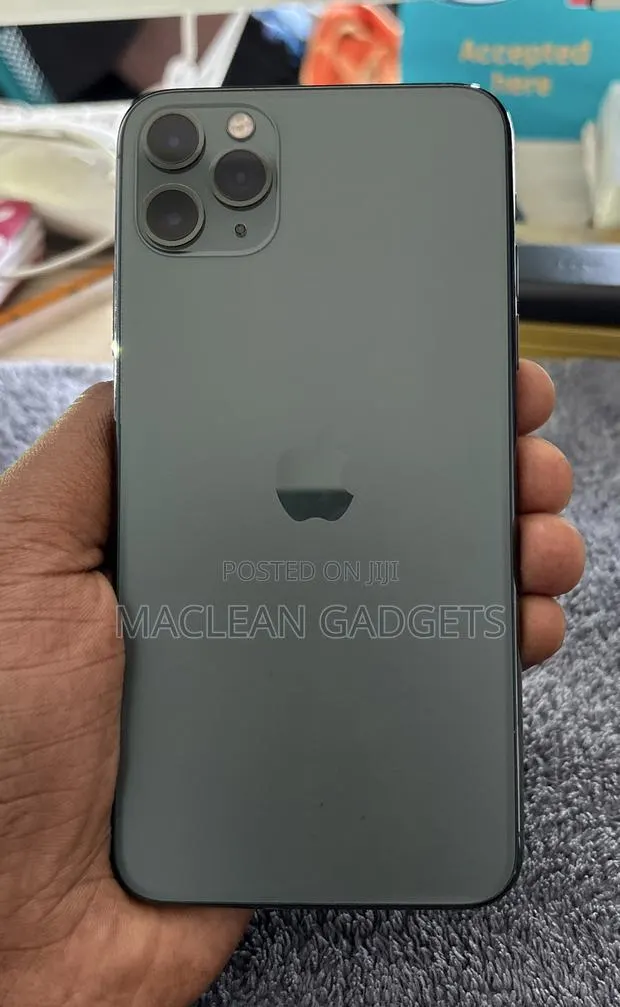 Apple iPhone 11 Pro Max 64 GB Green · Photo 1
