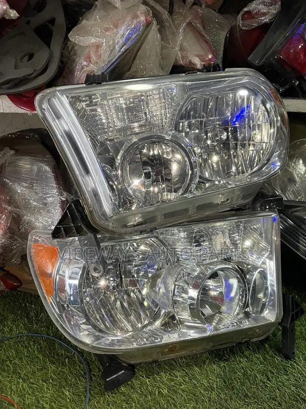 Toyota Tundra 2007-2013 Headlights Original Pair · Photo 1