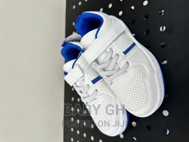White Sneaker · Photo 1