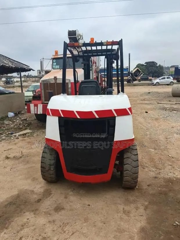 6 Tones Forklift for Rent · Photo 1