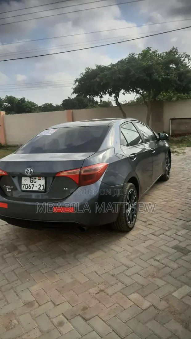 Toyota Corolla 2017 Gray · Photo 1