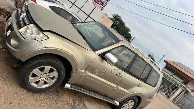Mitsubishi Pajero 3.0 2009 Gold · Photo 1