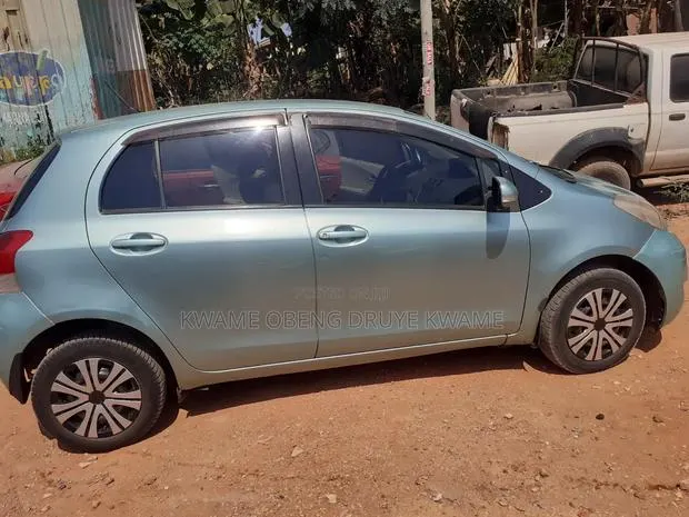 Toyota Vitz 2010 Green · Photo 1