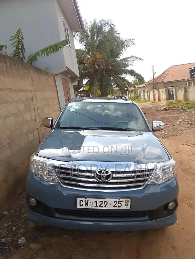 Toyota Fortuner 2012 Gray · Photo 1