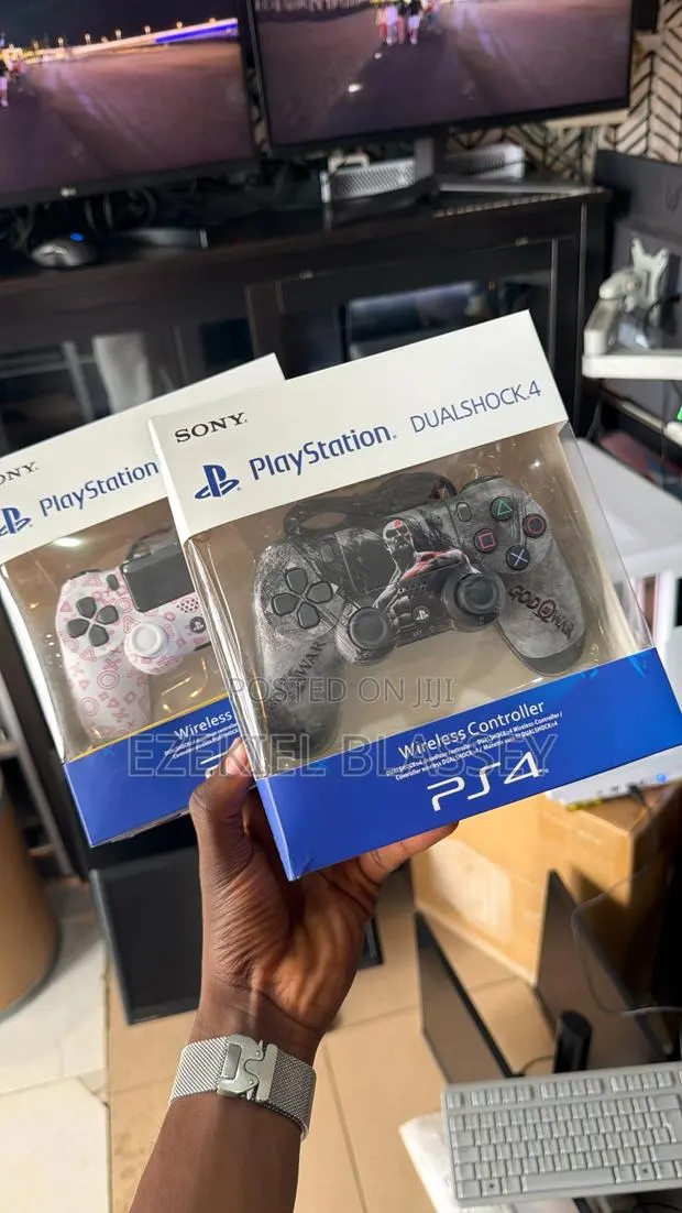 PlayStation 4 Controllers · Photo 1