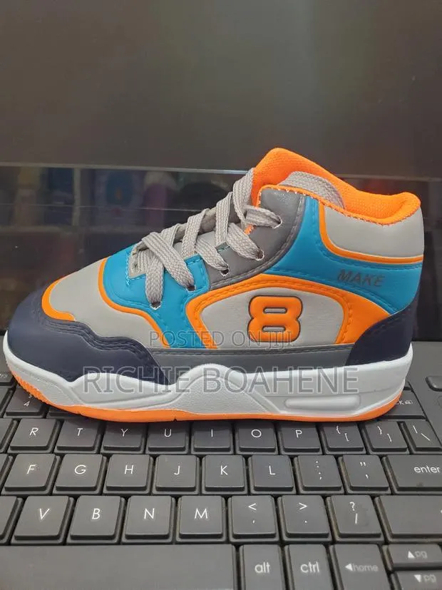 Boys Sneaker Size 28 · Photo 1