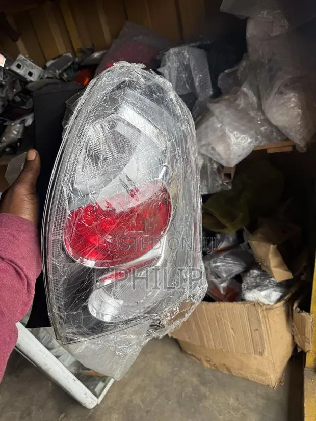 Pontiac Vibe 2009 Tail Light · Photo 1
