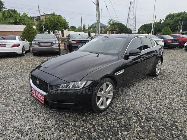 Jaguar XE 25t Premium RWD 2017 Black · Photo 1