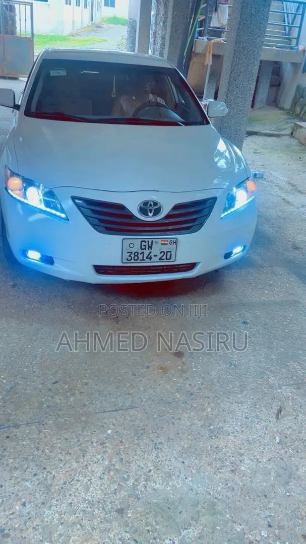 Toyota Camry 2010 White · Photo 1