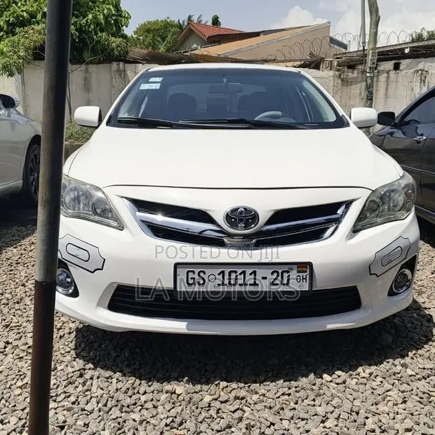 Toyota Corolla 2013 White · Photo 1