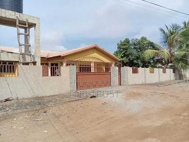 5bdrm House in Adenta, Housing Down for sale · Photo 1