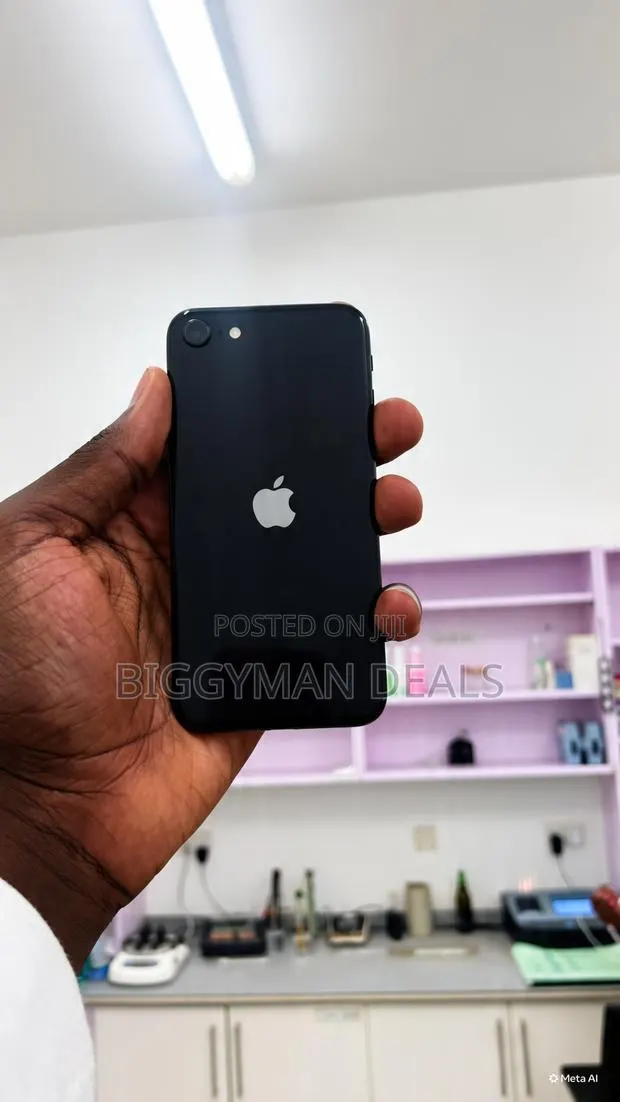 Apple iPhone SE (2022) 128 GB Black · Photo 1