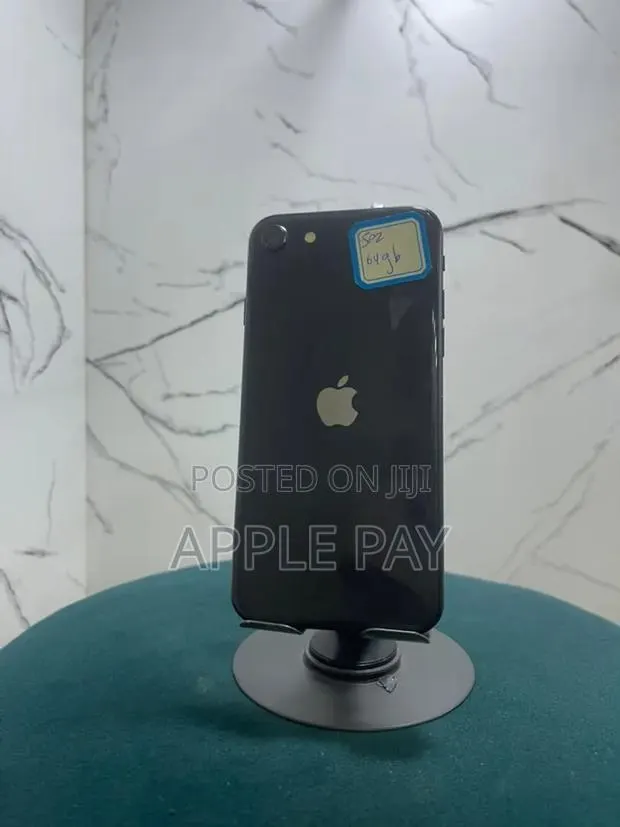 Apple iPhone SE 64 GB Black · Photo 1