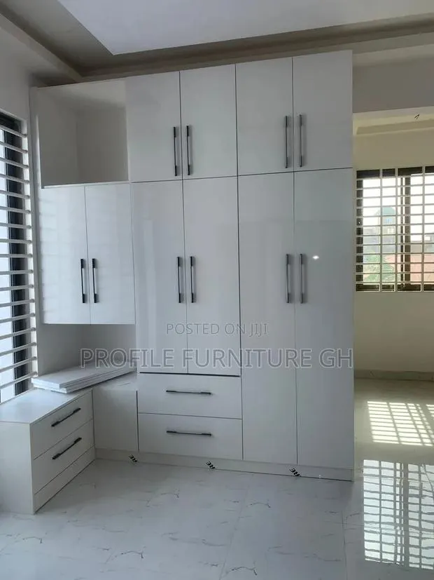Elegant Massive Wardrobe · Photo 1