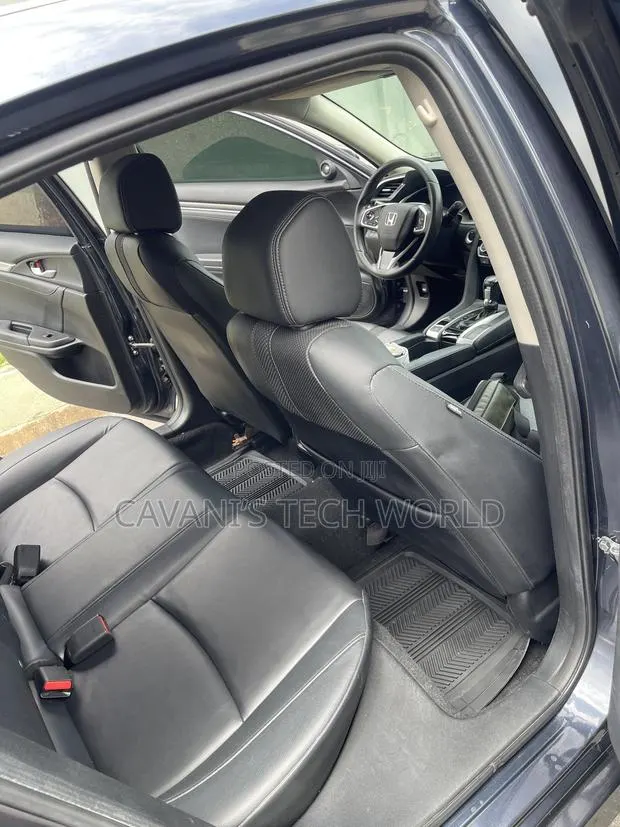 Honda Civic Touring Sedan 2020 · Photo 4