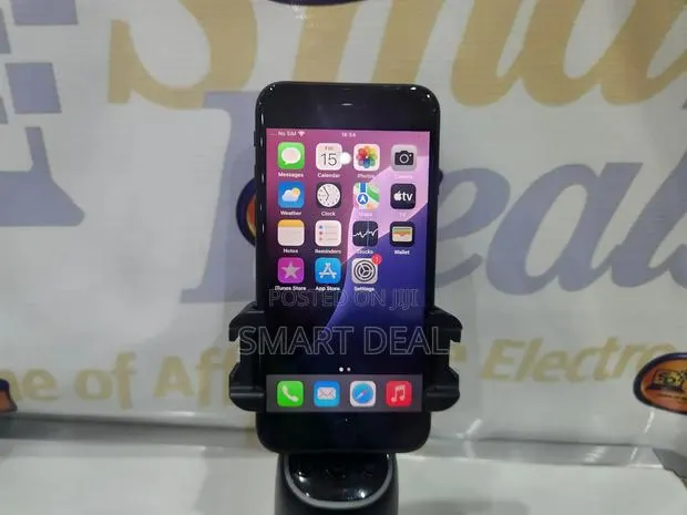 Apple iPhone SE 64 GB Black · Photo 1