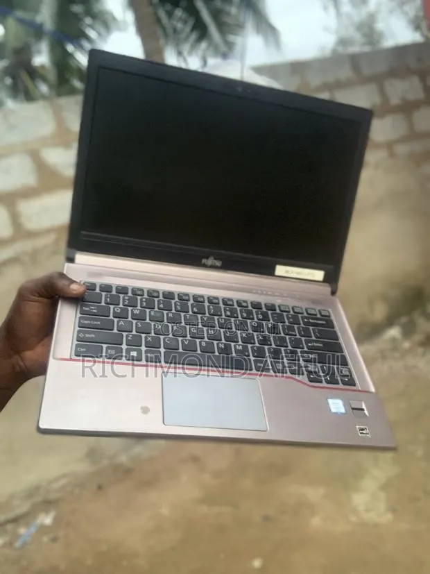Laptop Fujitsu Lifebook E736 8GB Intel Core i5 HDD 500GB · Photo 1