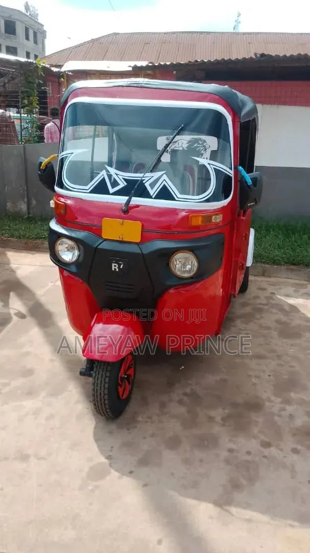 Bajaj RE 2024 Red · Photo 1