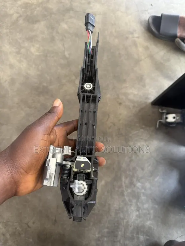 17-22 Honda CR-V Left Front Door Handle Base · Photo 1