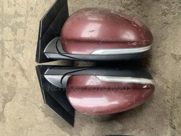 Hyundai Tucson Side Mirror With Light and Sensors · Photo 1