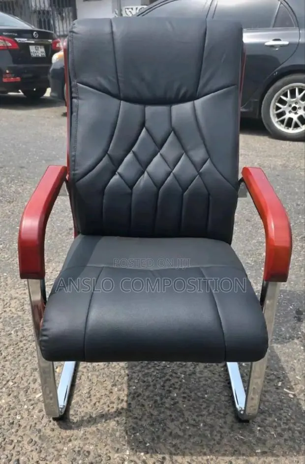 Stackable Executive Chair · Photo 1