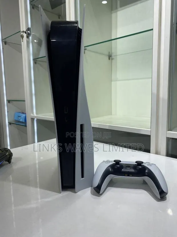 Ps5 Standard With 3 Games · Photo 1