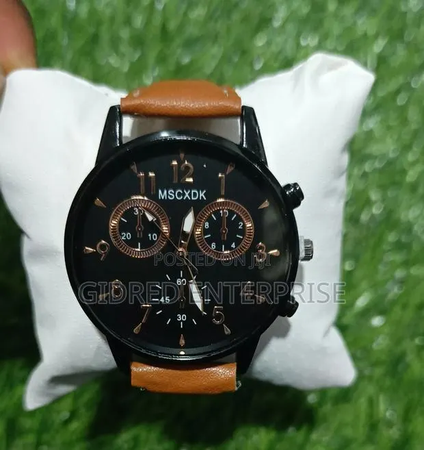 Casual and Fashionable Quartz Wristwatch · Photo 1