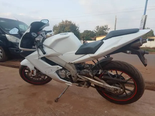 Motorcycle 2006 White · Photo 1